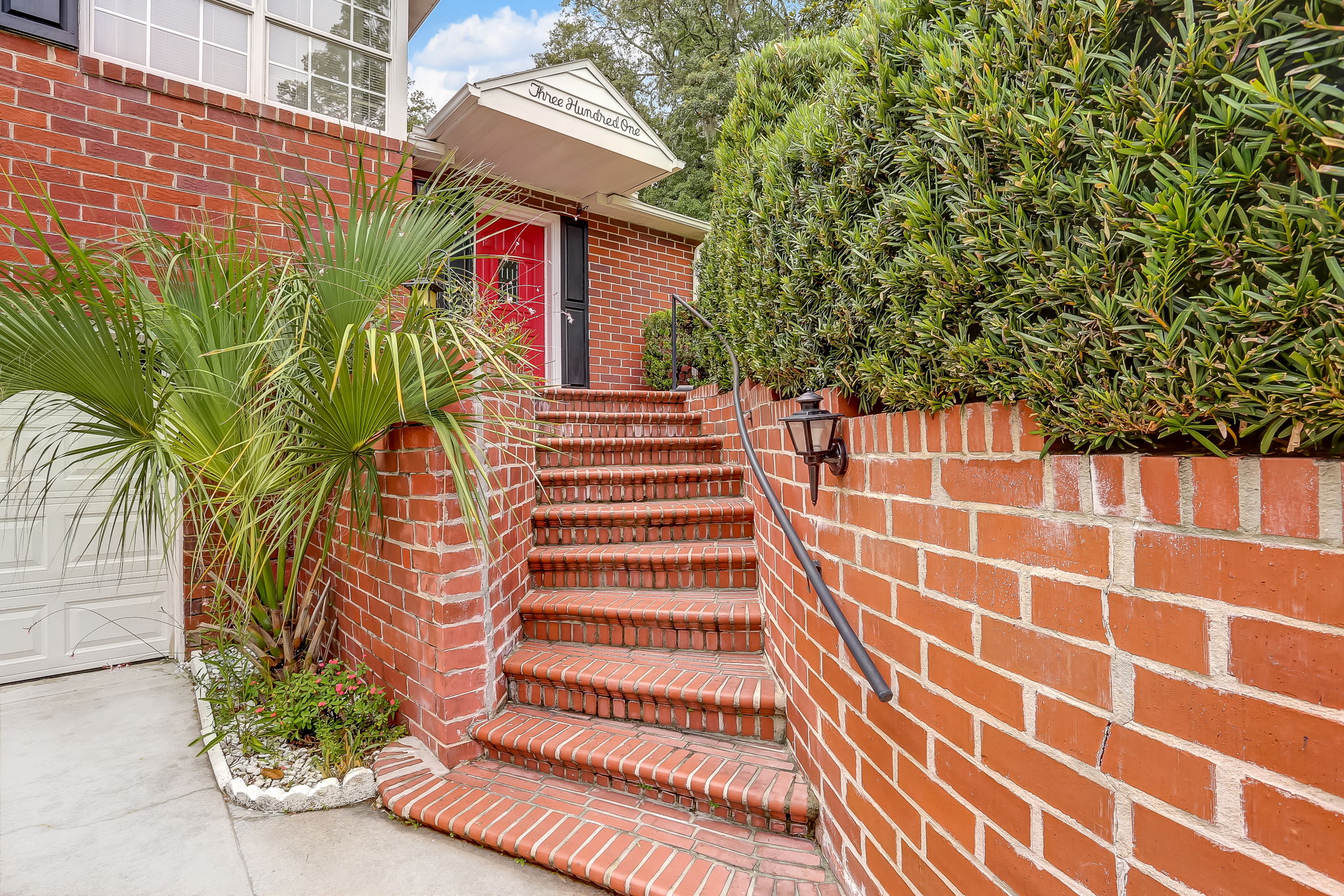 Front Porch/Entrance