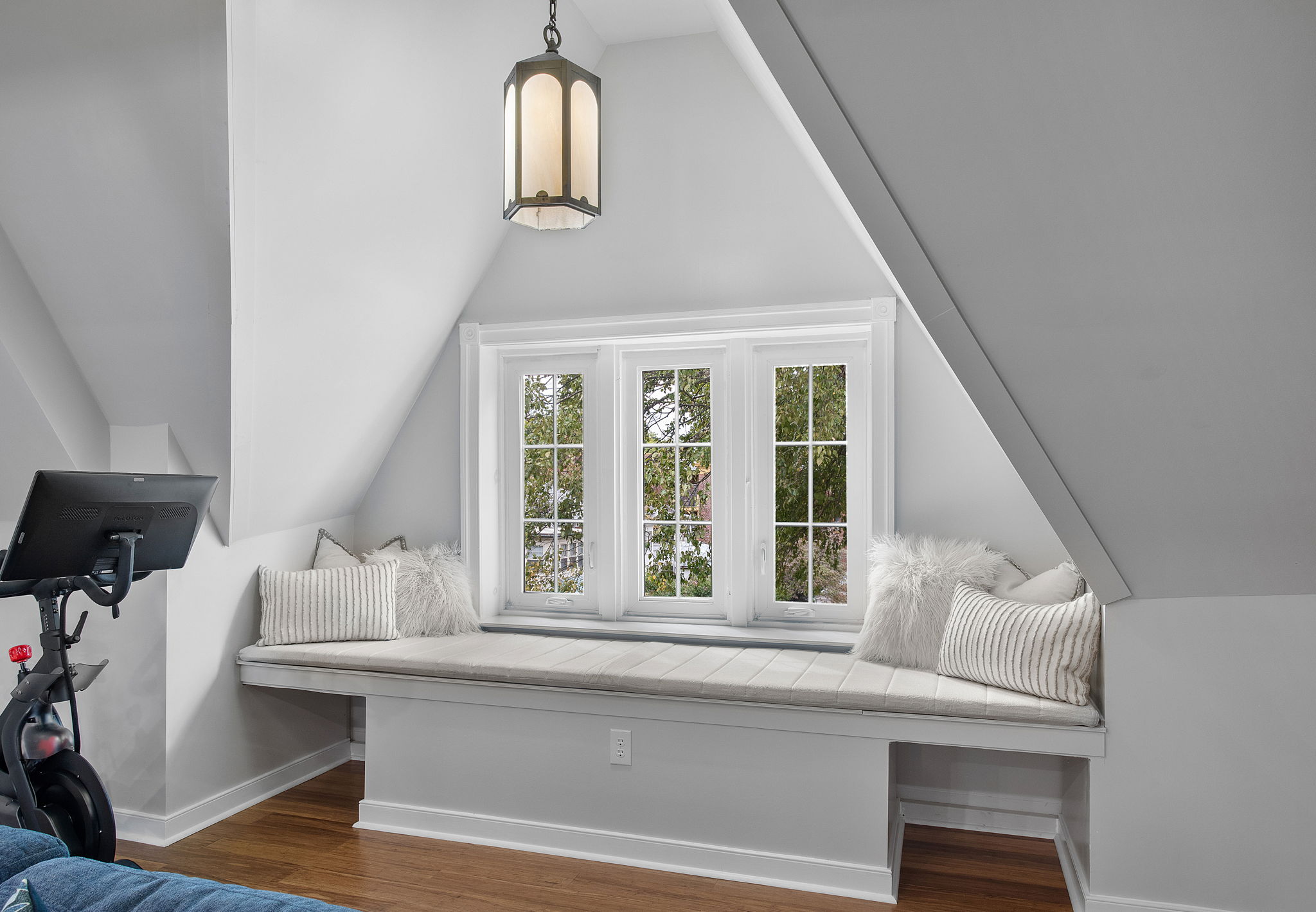 39-Bonus Room Window Bench