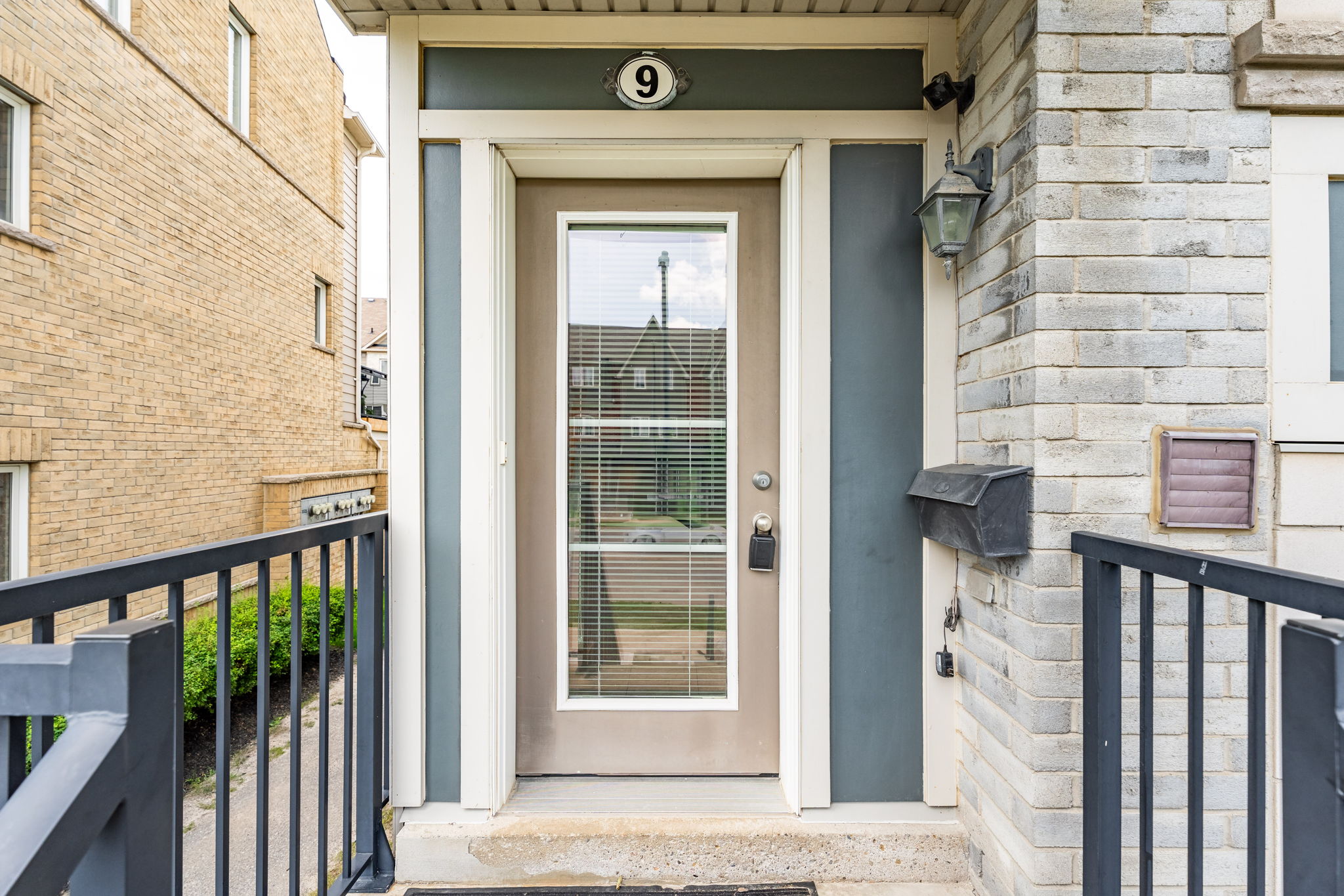Front Porch/Entrance