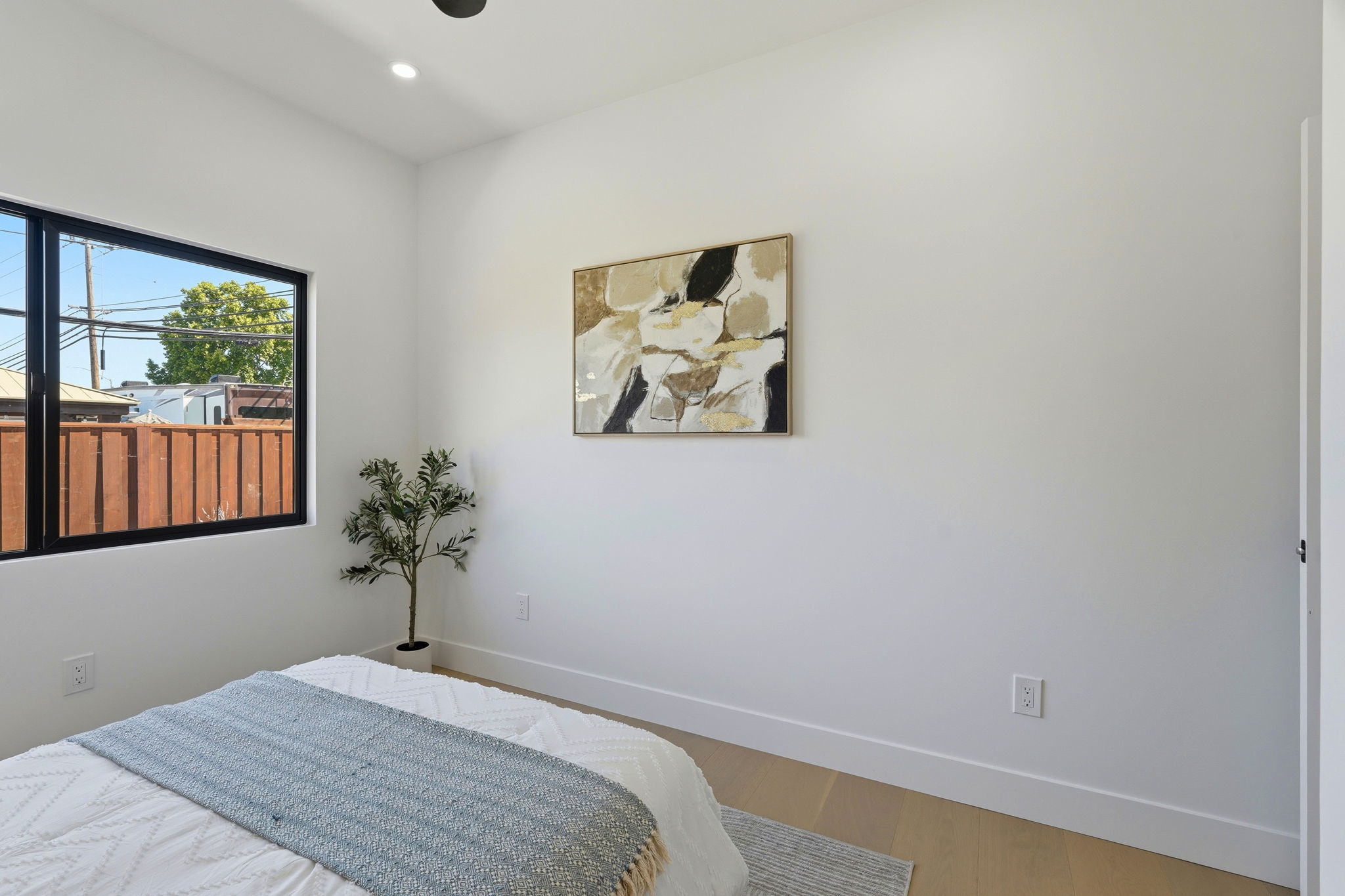 024_F8_3015 Machado Ave