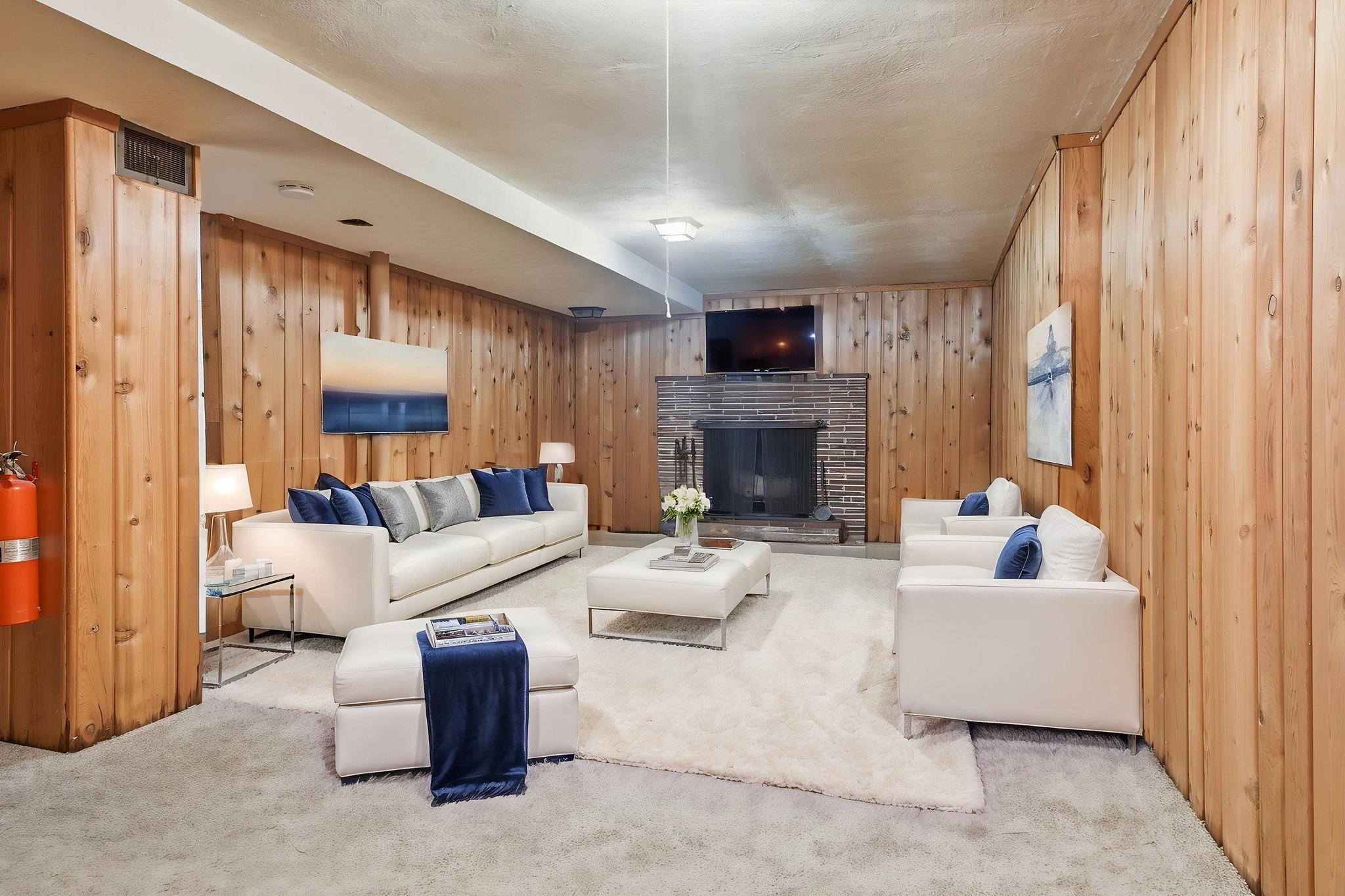 DSC01334 virtually staged.jpeg