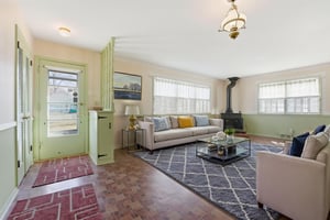 DSC01264 virtually staged.jpeg