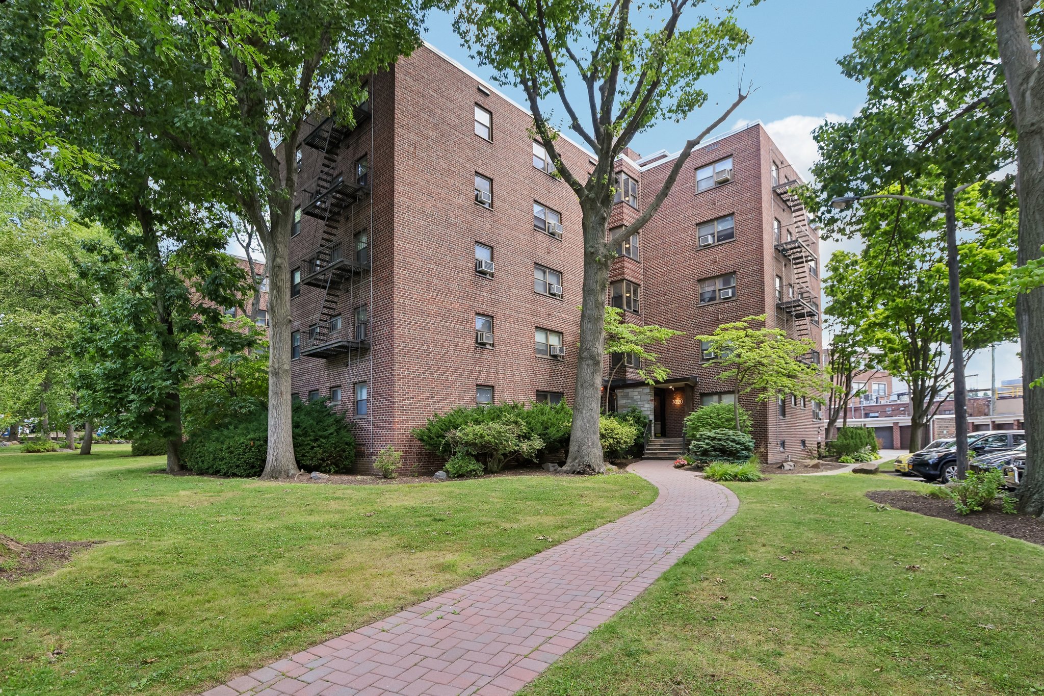 Edwin Ave 2C-S1807-002.jpg