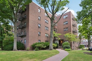 Edwin Ave 2C-S1807-001.jpg