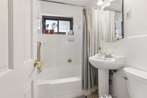 Edwin Ave 2C-S1807-022.jpg