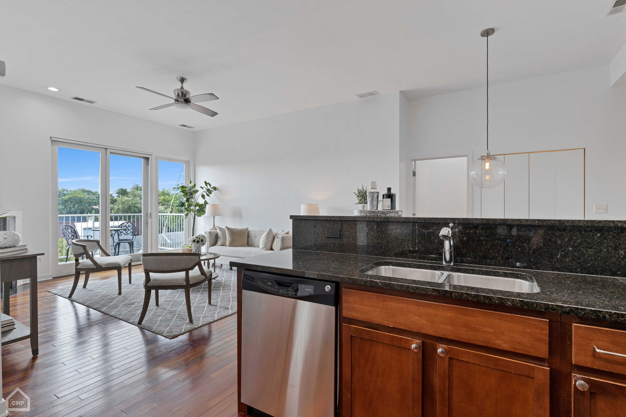 3021 W Armitage Ave 406_011