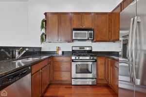 3021 W Armitage Ave 406_009