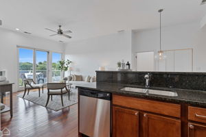 3021 W Armitage Ave 406_011