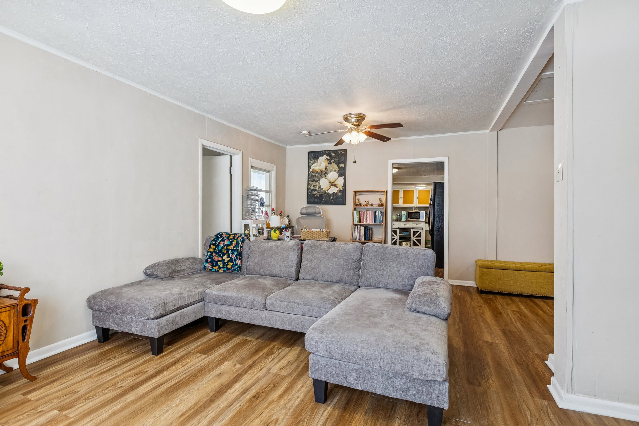 7976 - 3022 Wallace Ave_005.jpg