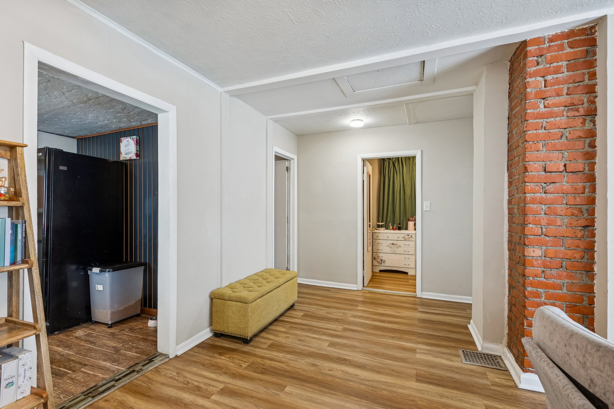 7976 - 3022 Wallace Ave_008.jpg