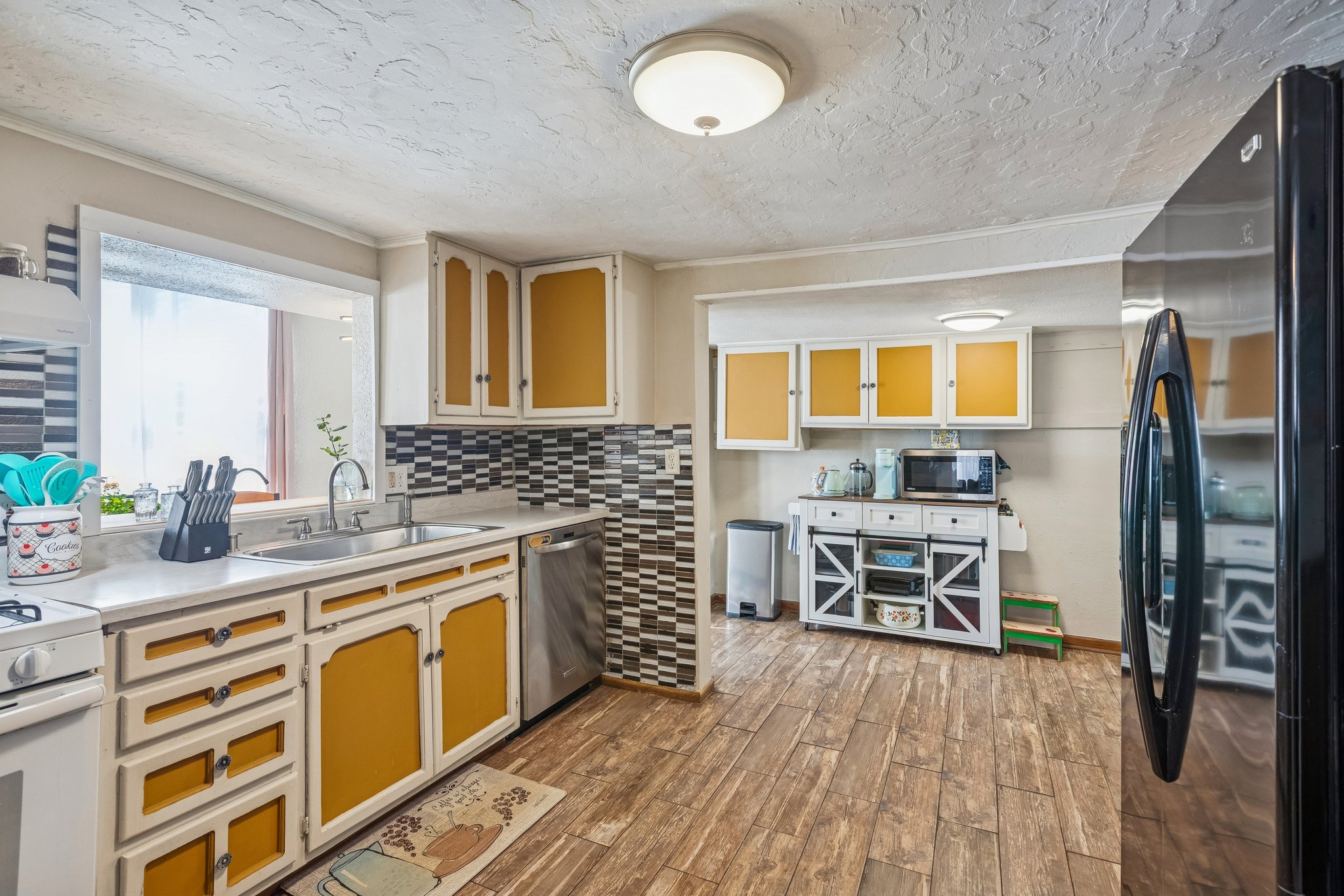 7976 - 3022 Wallace Ave_010.jpg