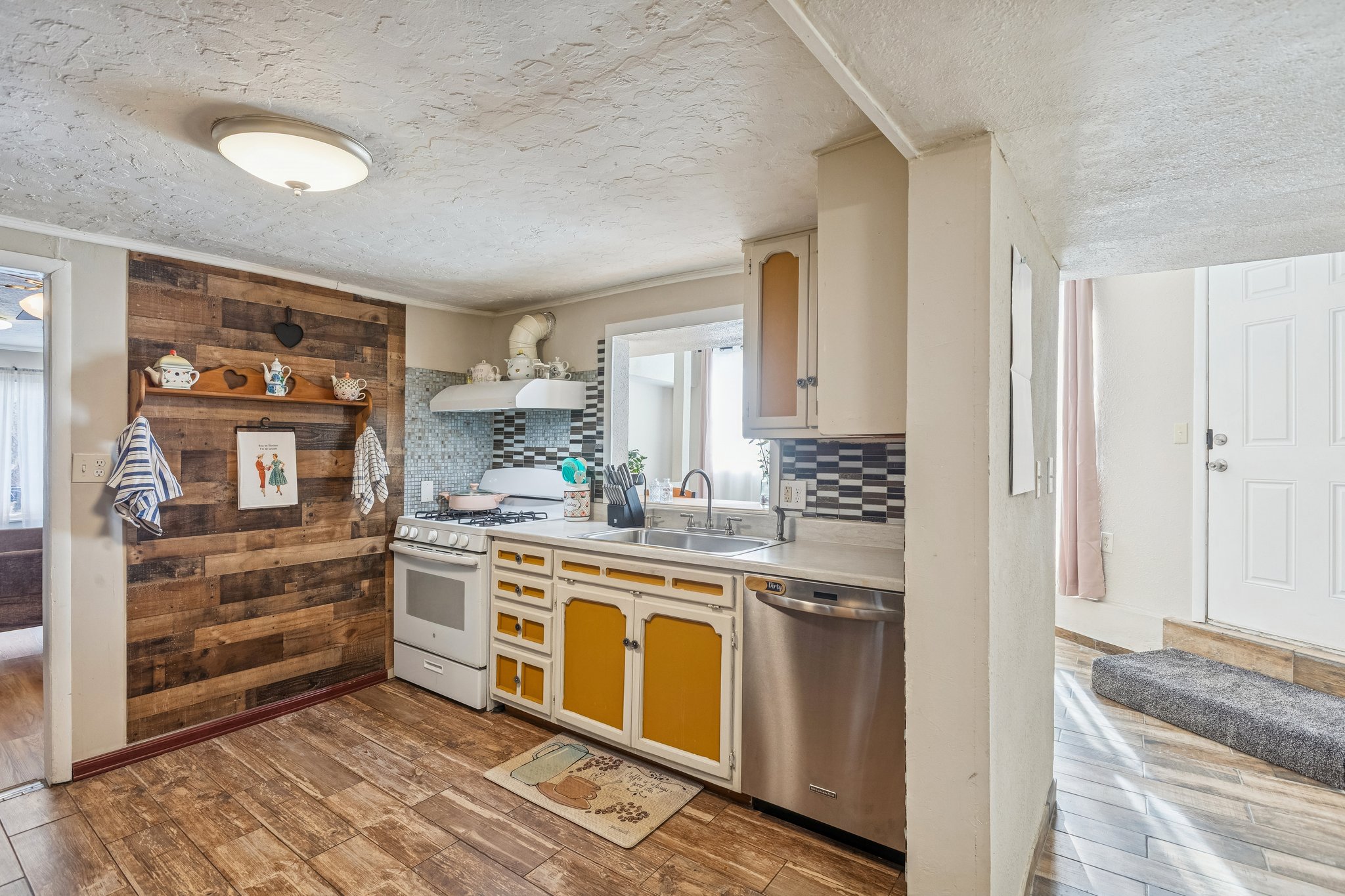 7976 - 3022 Wallace Ave_014.jpg