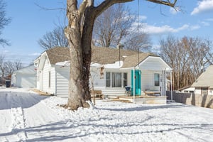 7976 - 3022 Wallace Ave_002.jpg