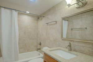 Hallway Bathroom with tub/shower