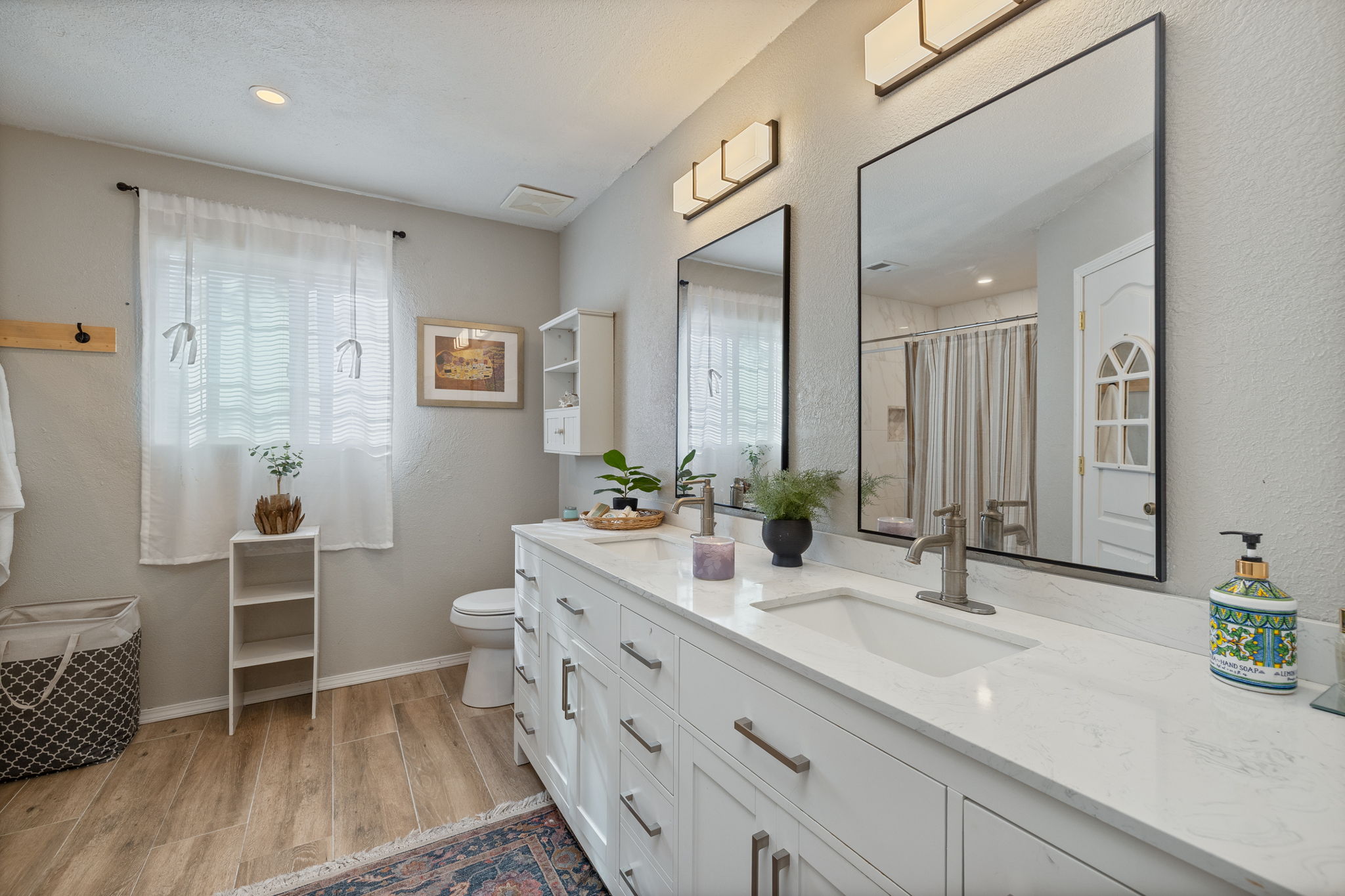 Double vanity with Quartz