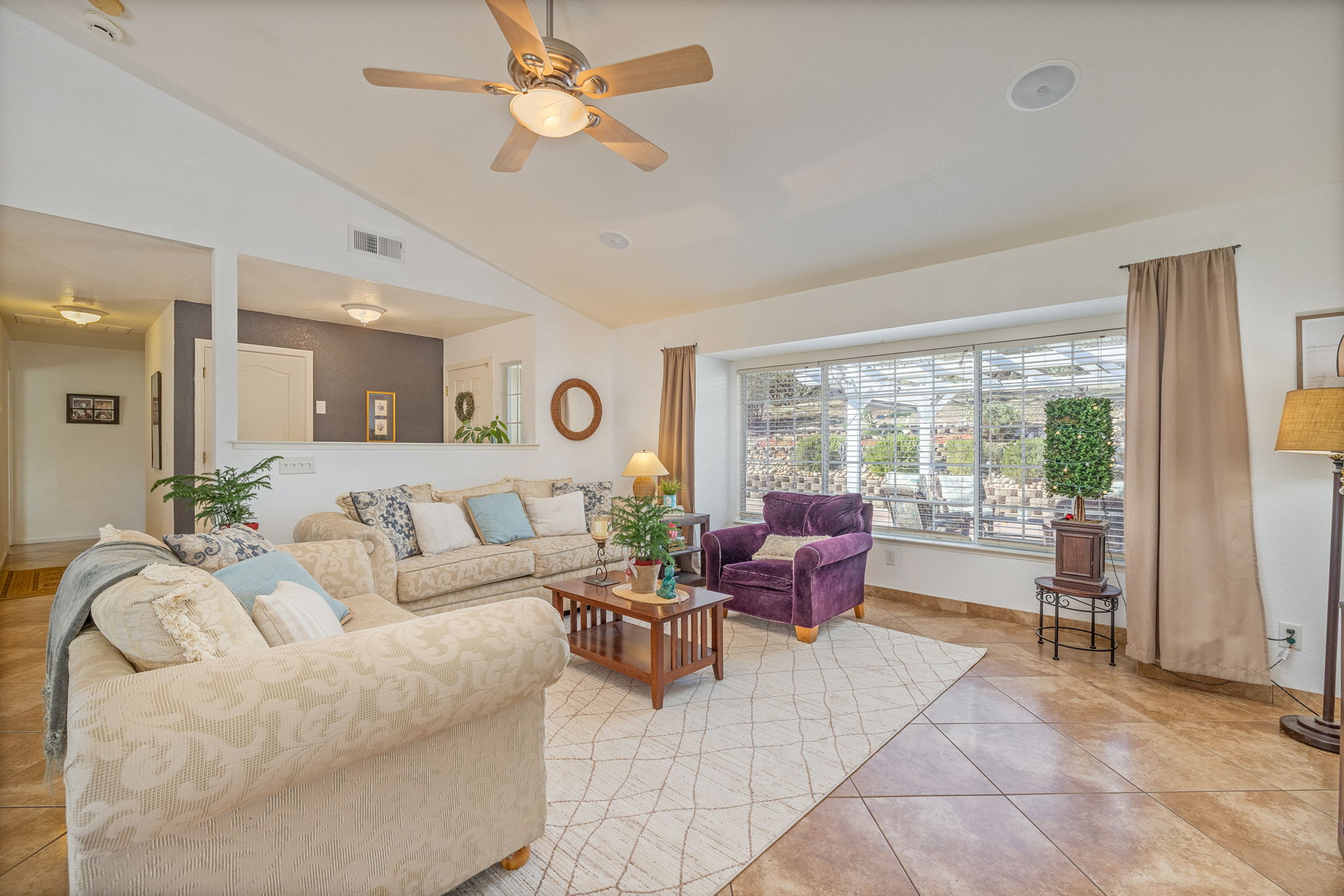 Natural lighting & vaulted ceiling