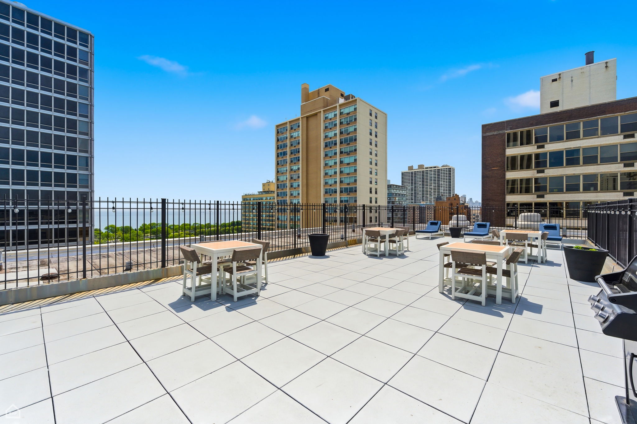 3033 N Sheridan Rd 1609_012