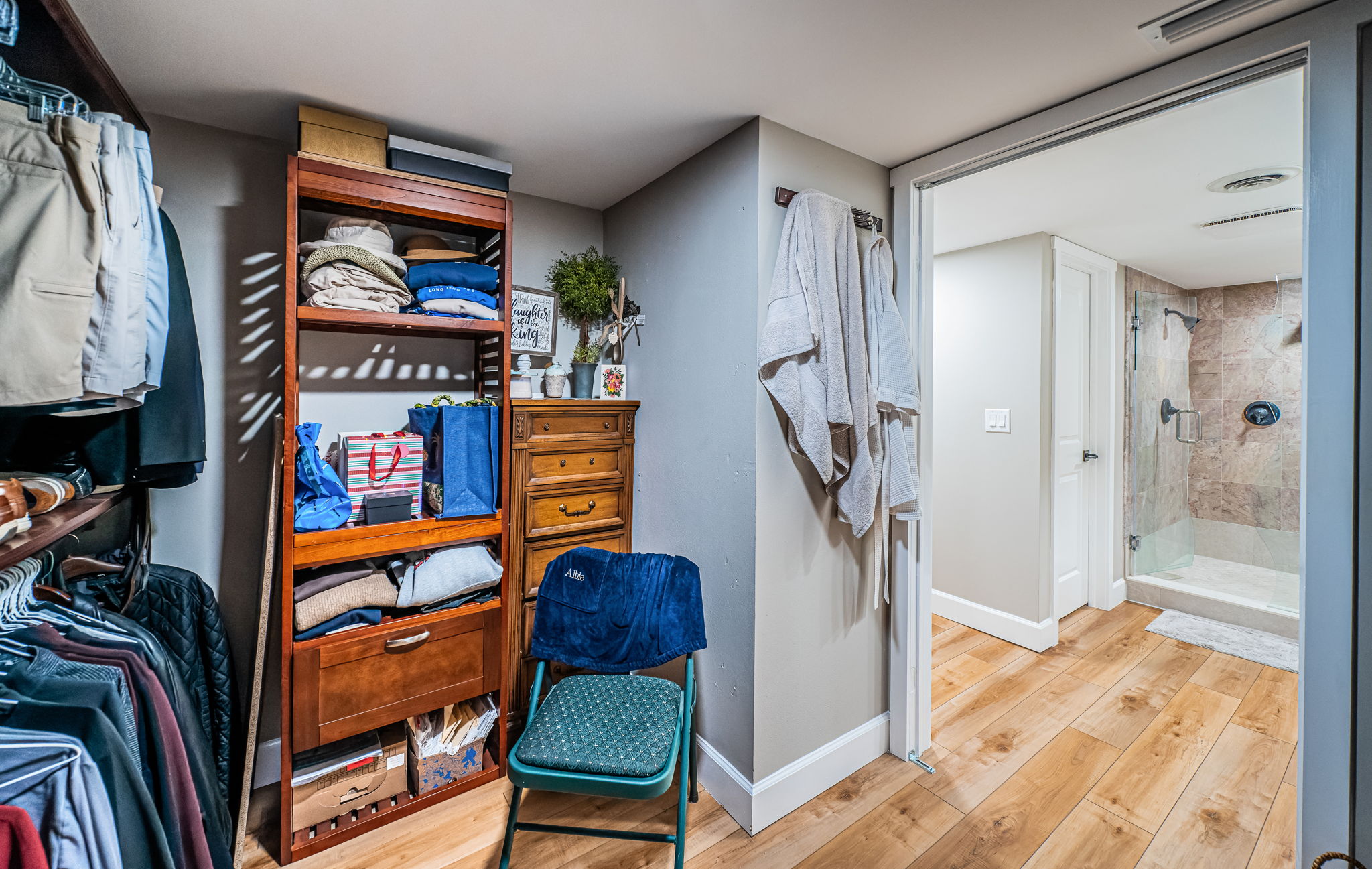 Master Bedroom Walk-in Closet1b