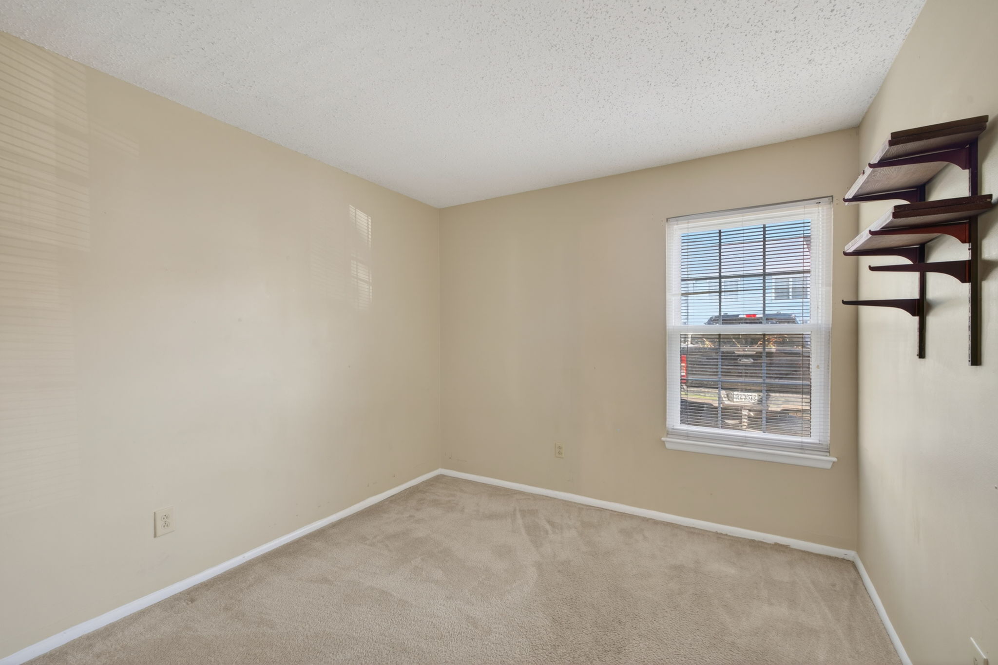 Spacious bedroom (1 of 2)