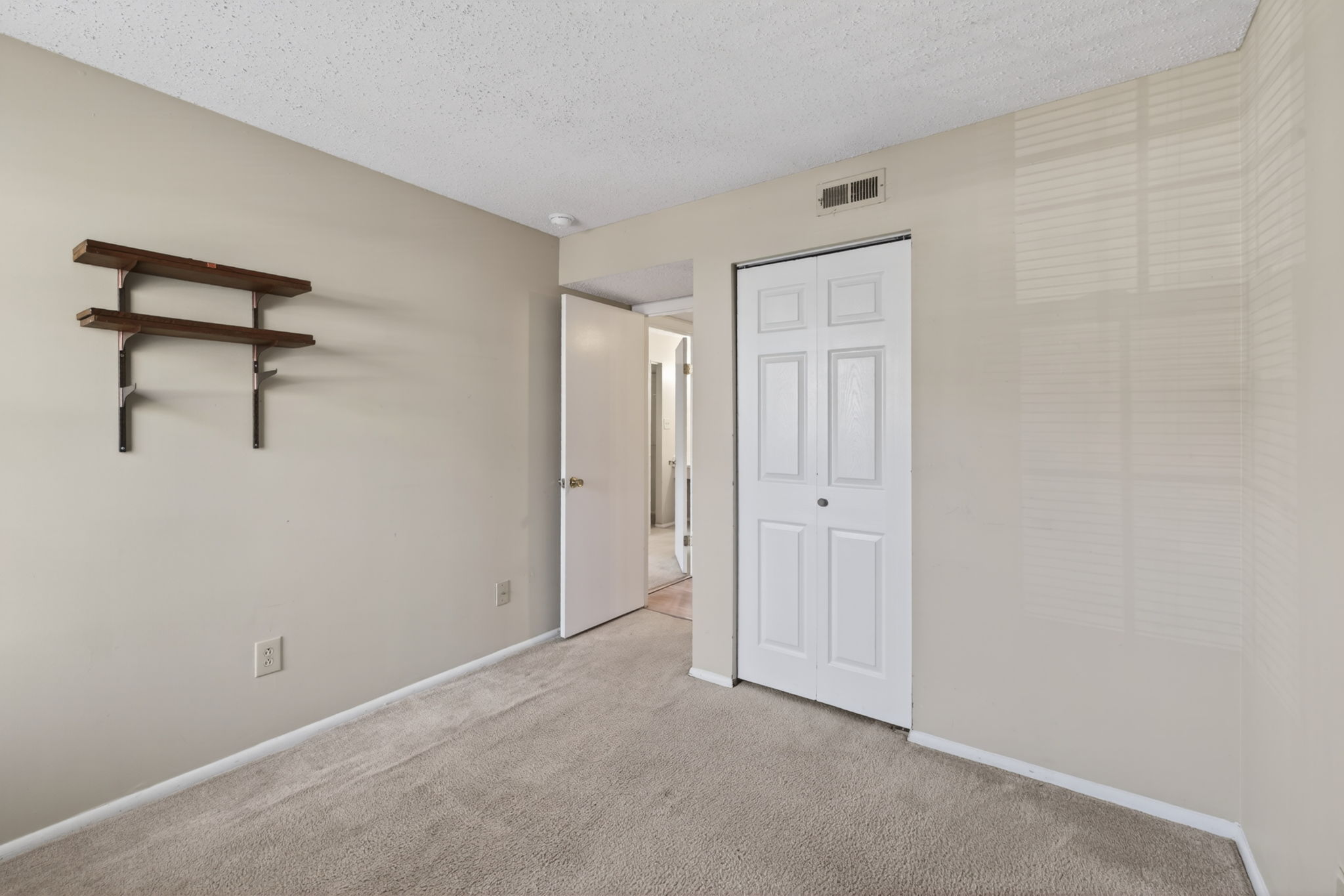 Spacious bedroom (1 of 2)