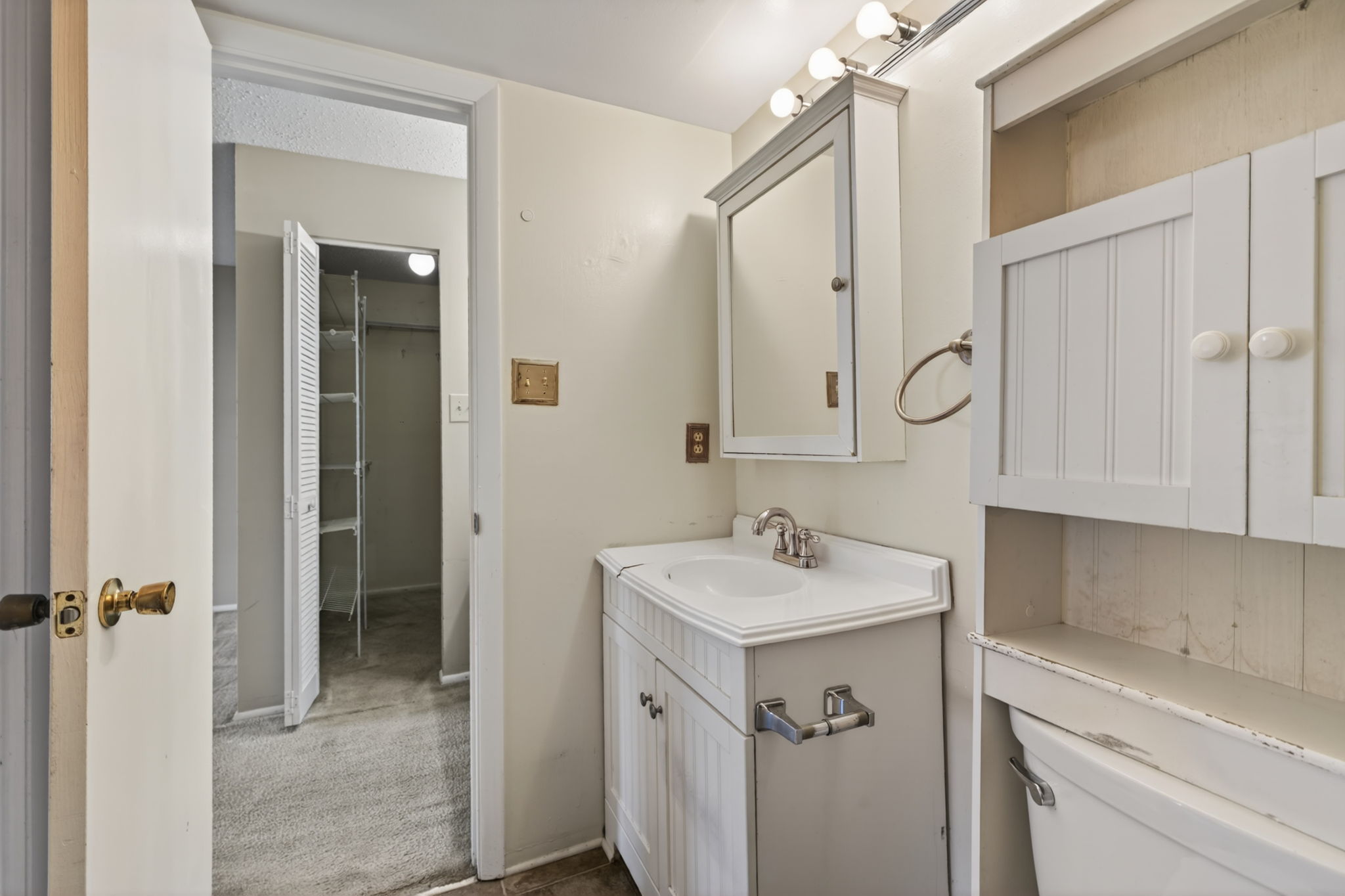 Bright and airy bathroom.