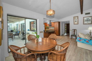 Kitchen Eat-in Area2