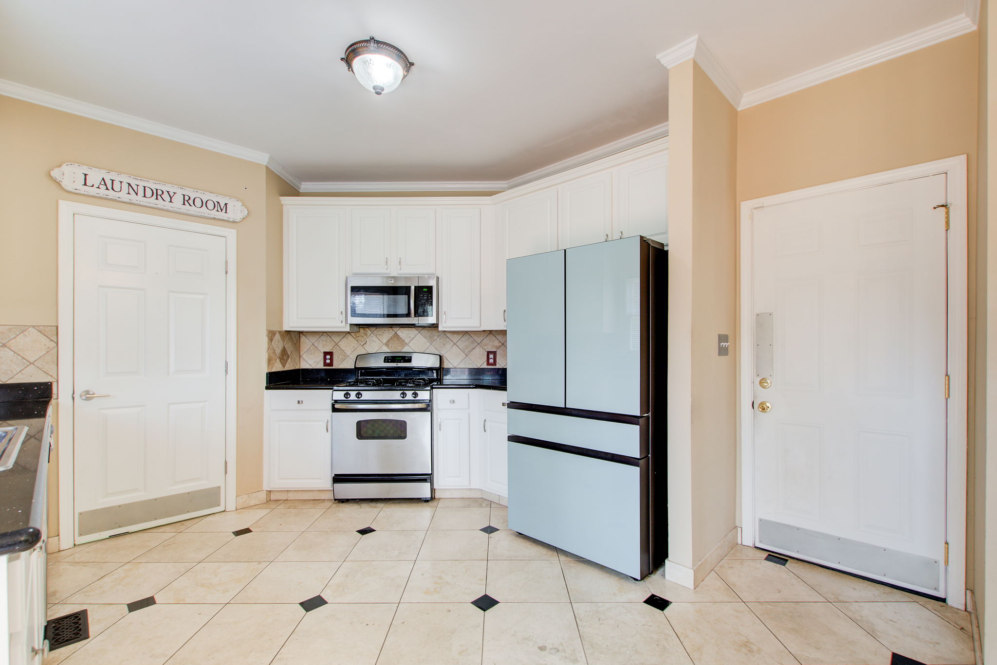 16 Kitchen D w Garage Access