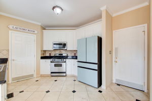 16 Kitchen D w Garage Access