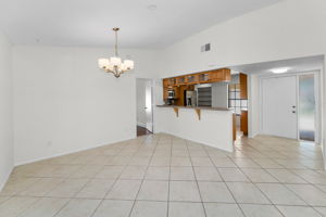 Kitchen Eat-in Area1