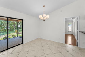 Kitchen Eat-in Area2