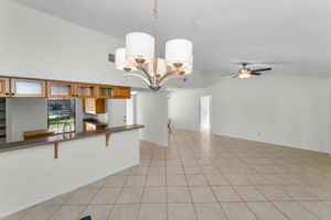 Kitchen Eat-in Area4