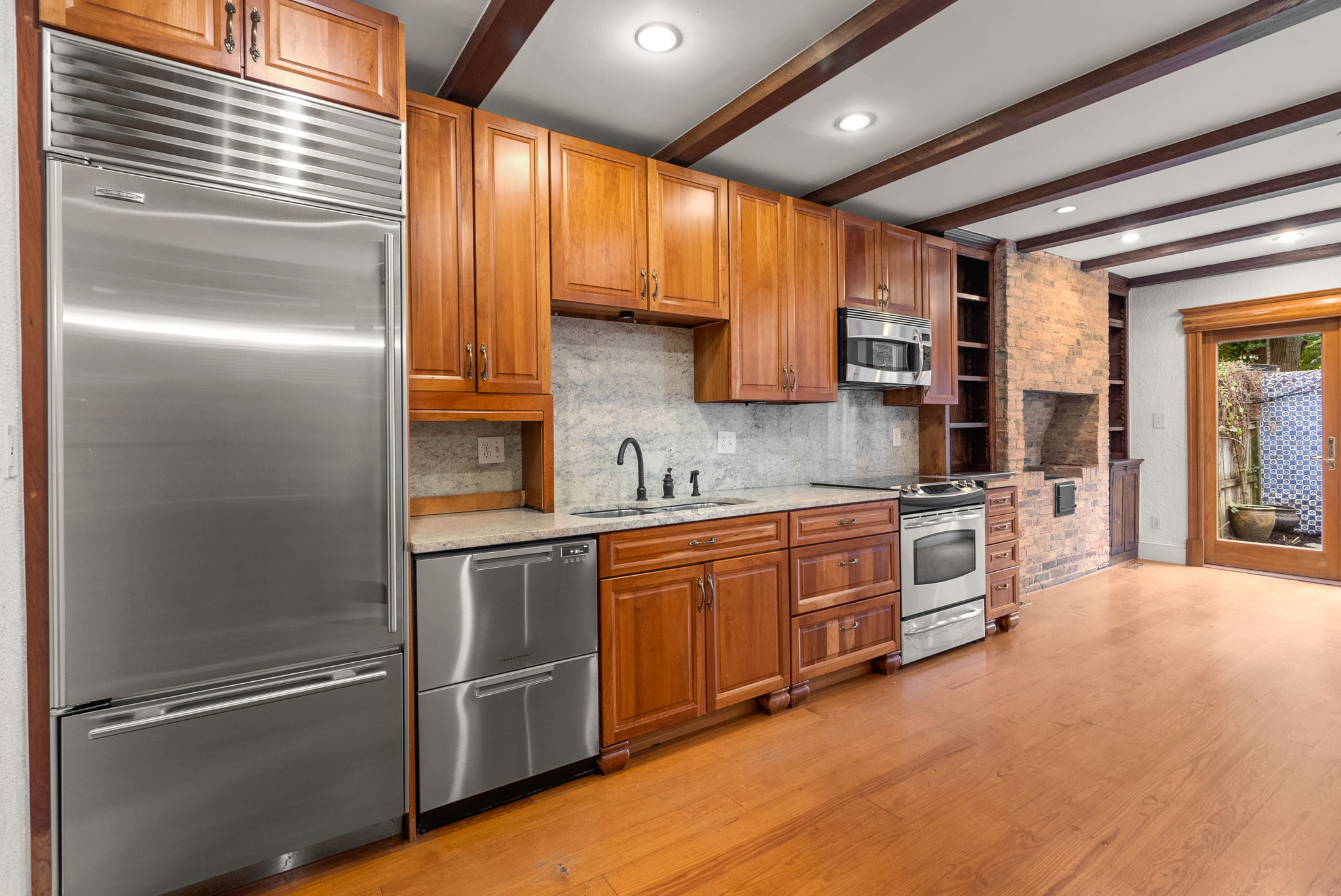 Large Tablespace Kitchen