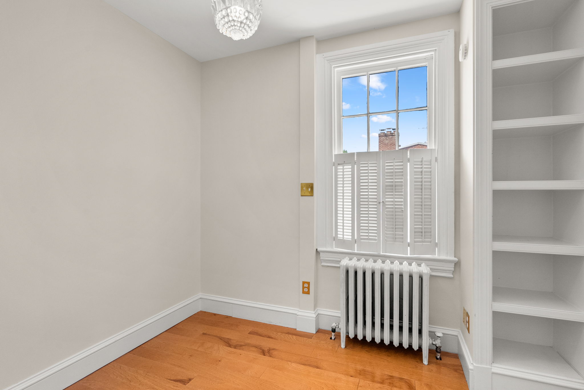 Small Top Floor Bedroom/Den