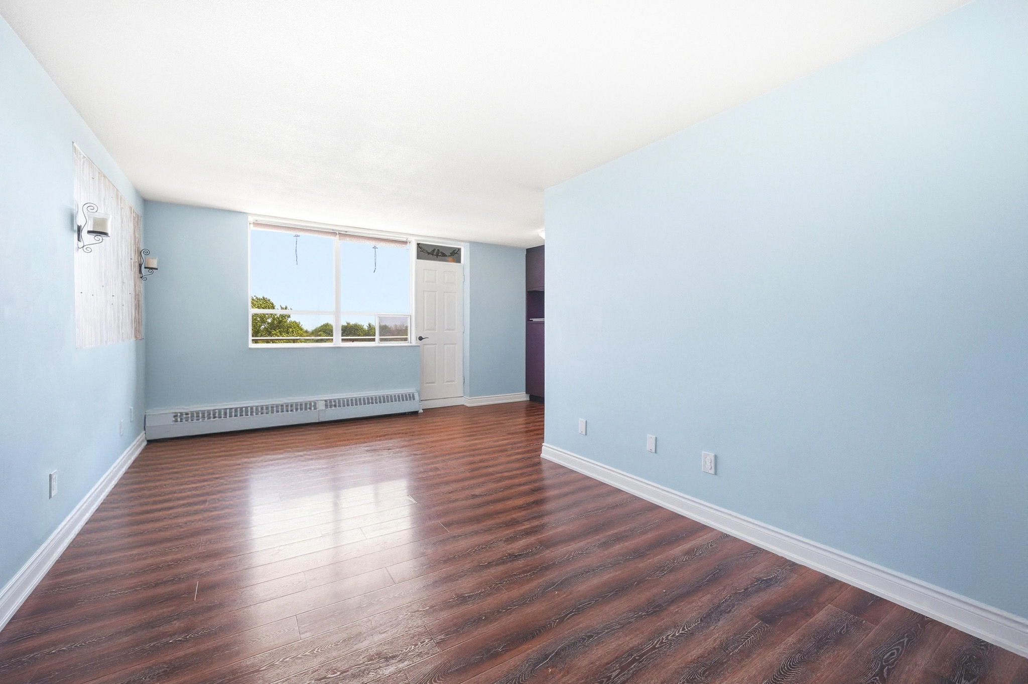 3045 Queen Frederica Dr, Mississauga, ON L4Y 3A2, Canada Photo 3