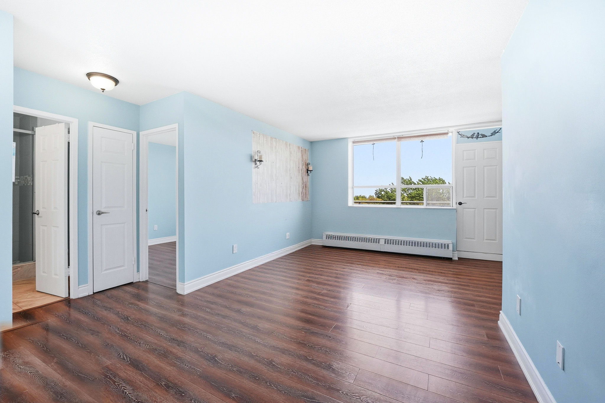 3045 Queen Frederica Dr, Mississauga, ON L4Y 3A2, Canada Photo 4