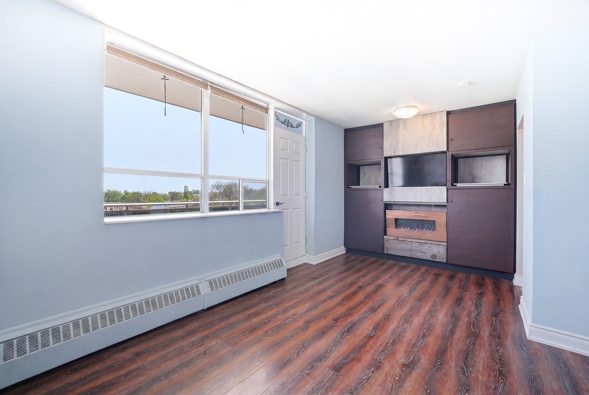 3045 Queen Frederica Dr, Mississauga, ON L4Y 3A2, Canada Photo 5