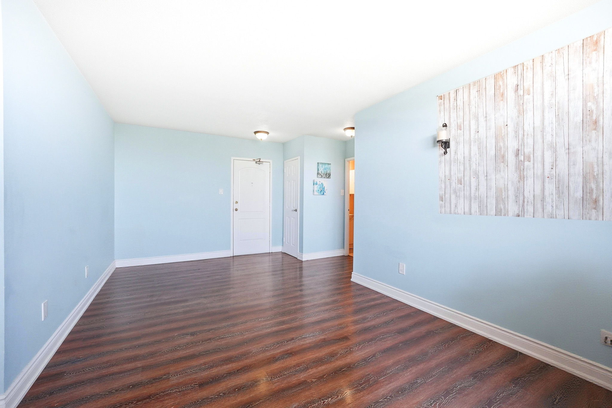 3045 Queen Frederica Dr, Mississauga, ON L4Y 3A2, Canada Photo 9