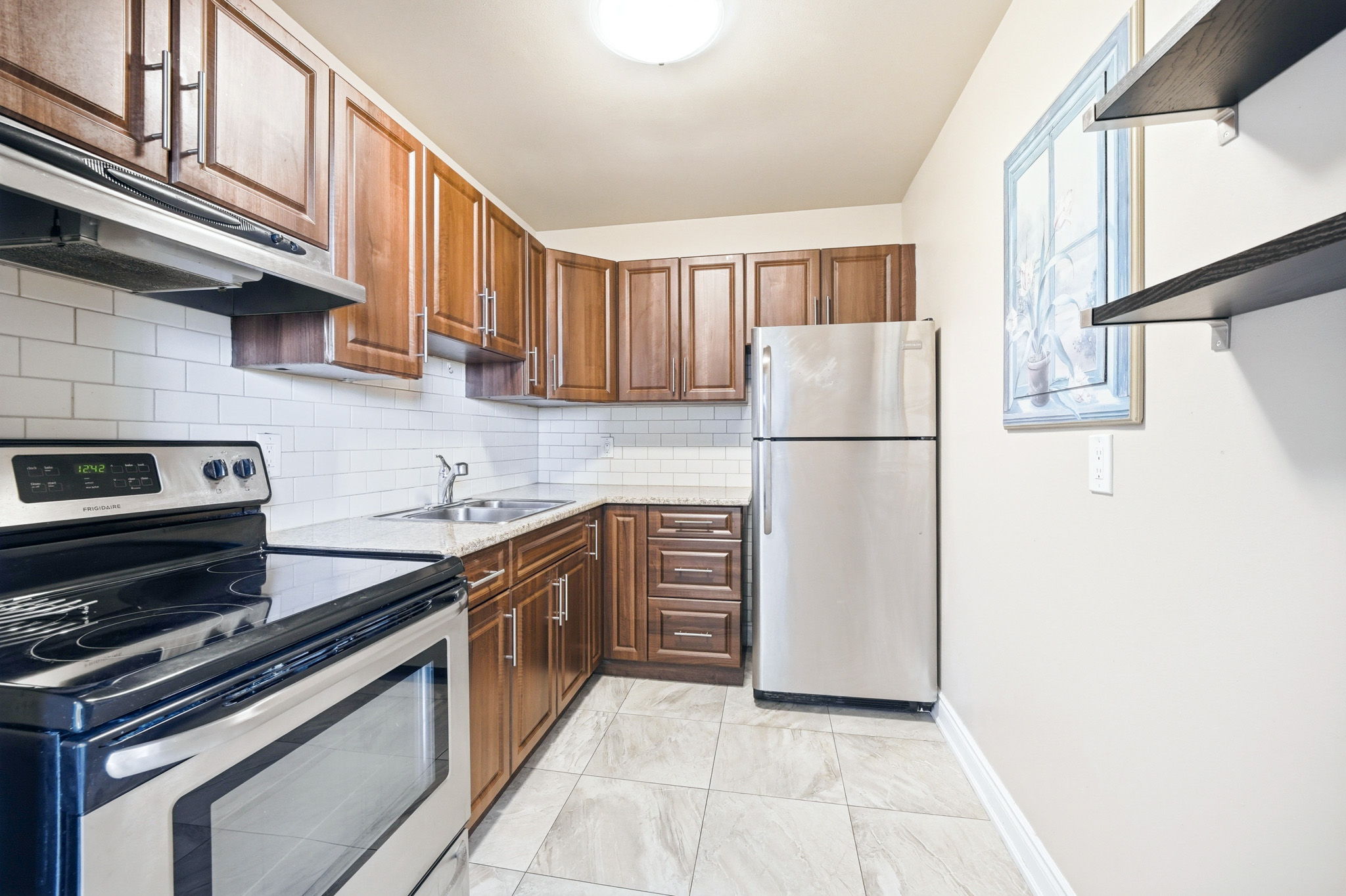 3045 Queen Frederica Dr, Mississauga, ON L4Y 3A2, Canada Photo 12