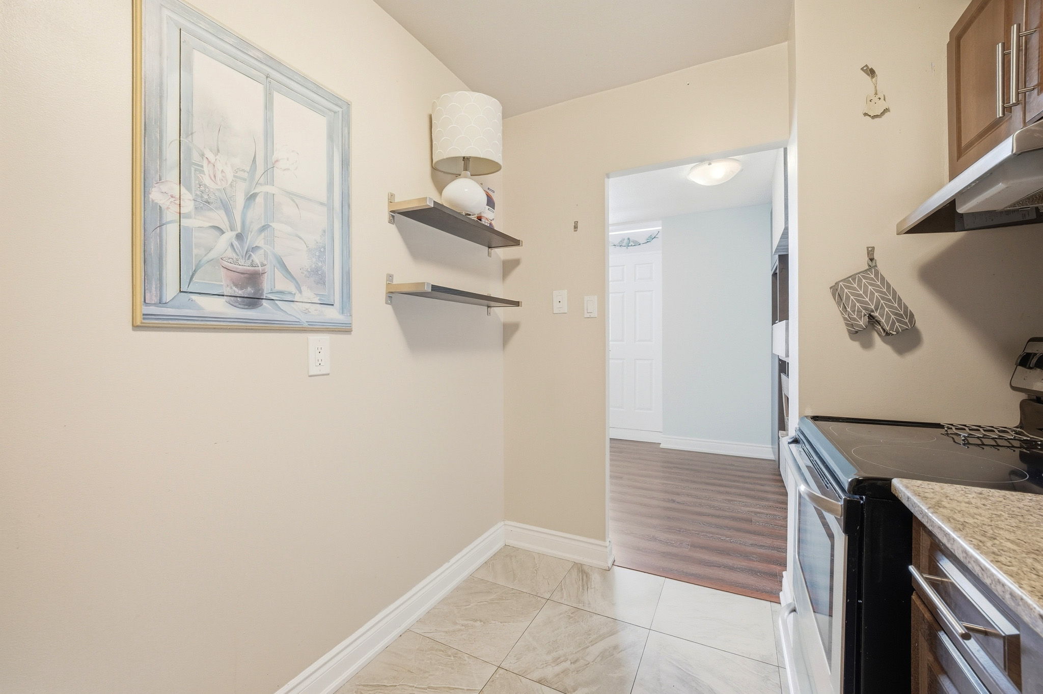 3045 Queen Frederica Dr, Mississauga, ON L4Y 3A2, Canada Photo 15