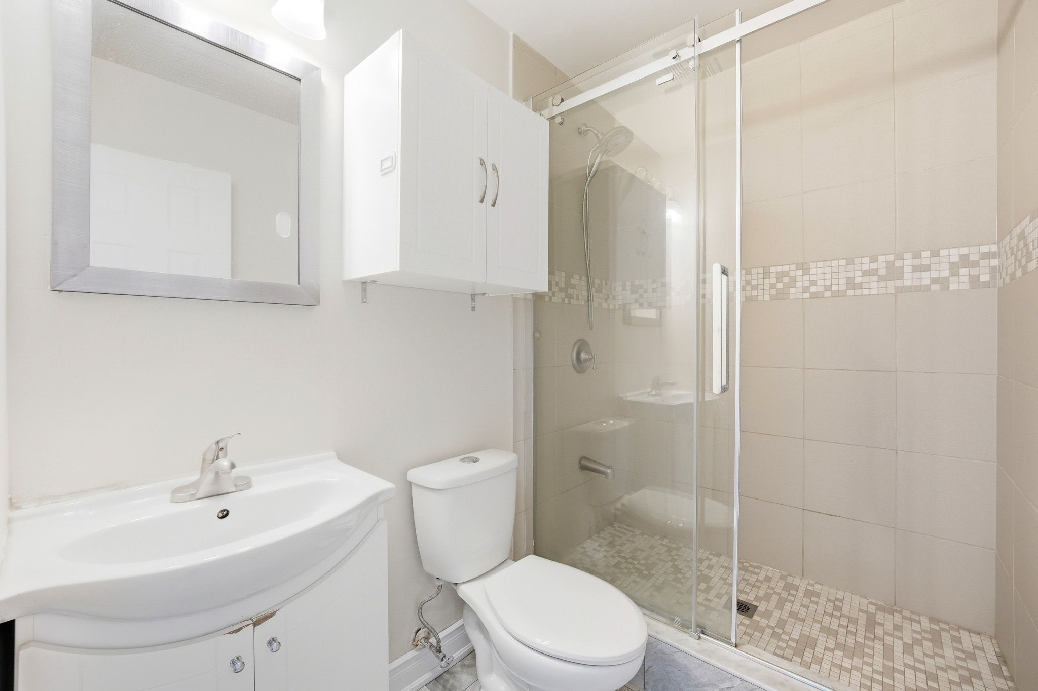 3045 Queen Frederica Dr, Mississauga, ON L4Y 3A2, Canada Photo 16