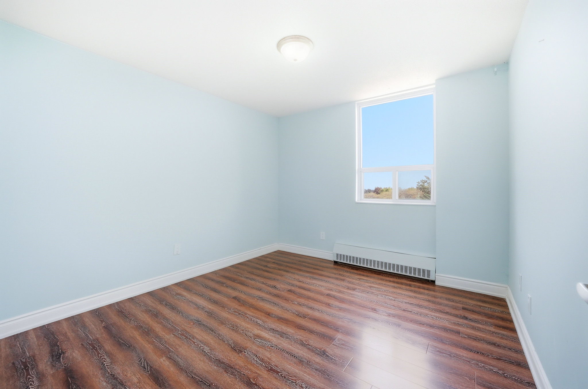 3045 Queen Frederica Dr, Mississauga, ON L4Y 3A2, Canada Photo 11