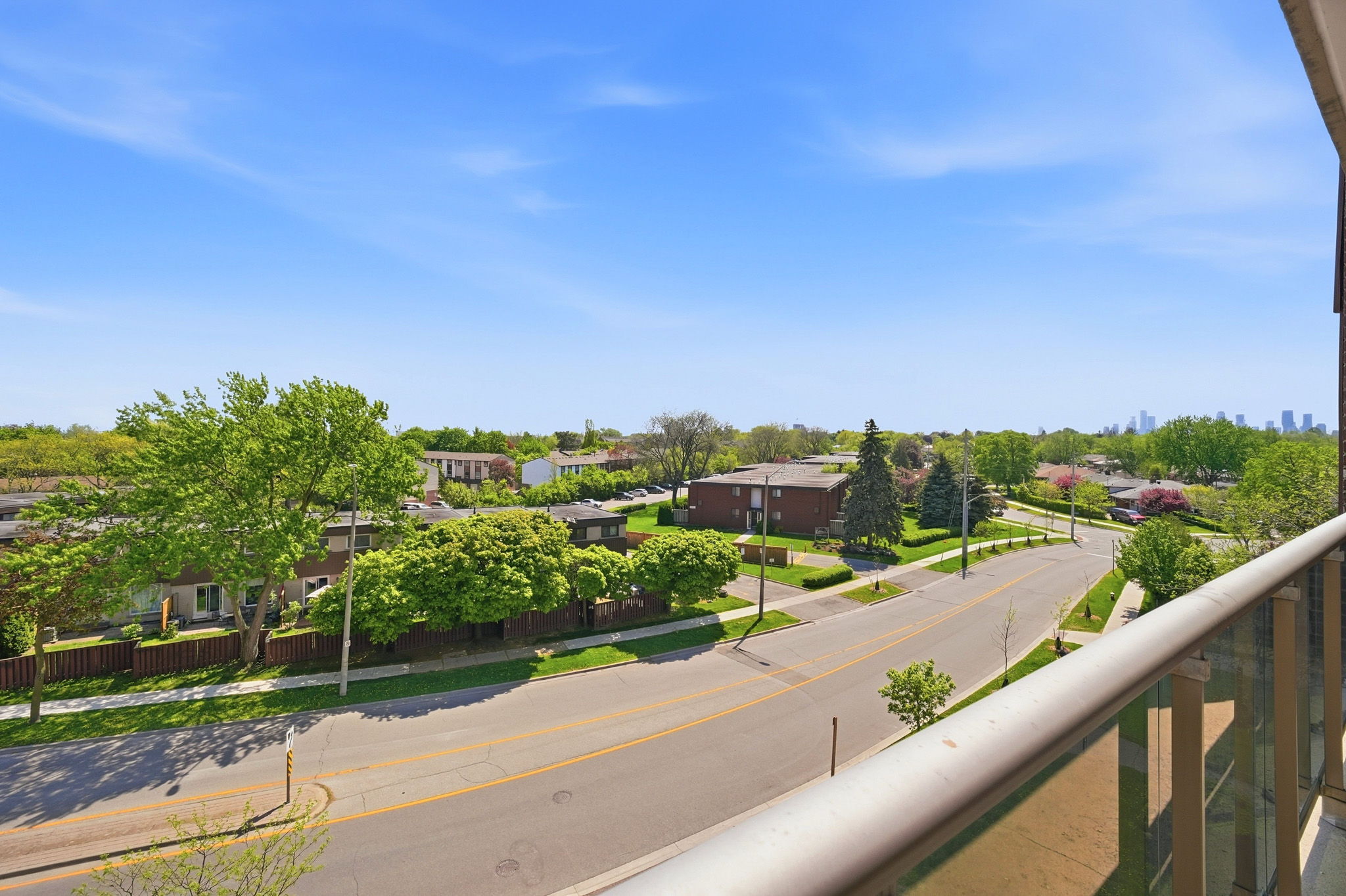 3045 Queen Frederica Dr, Mississauga, ON L4Y 3A2, Canada Photo 23