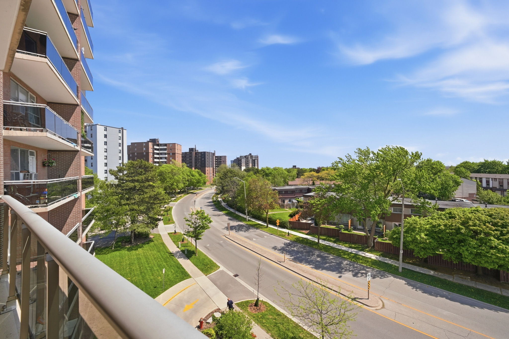 3045 Queen Frederica Dr, Mississauga, ON L4Y 3A2, Canada Photo 25