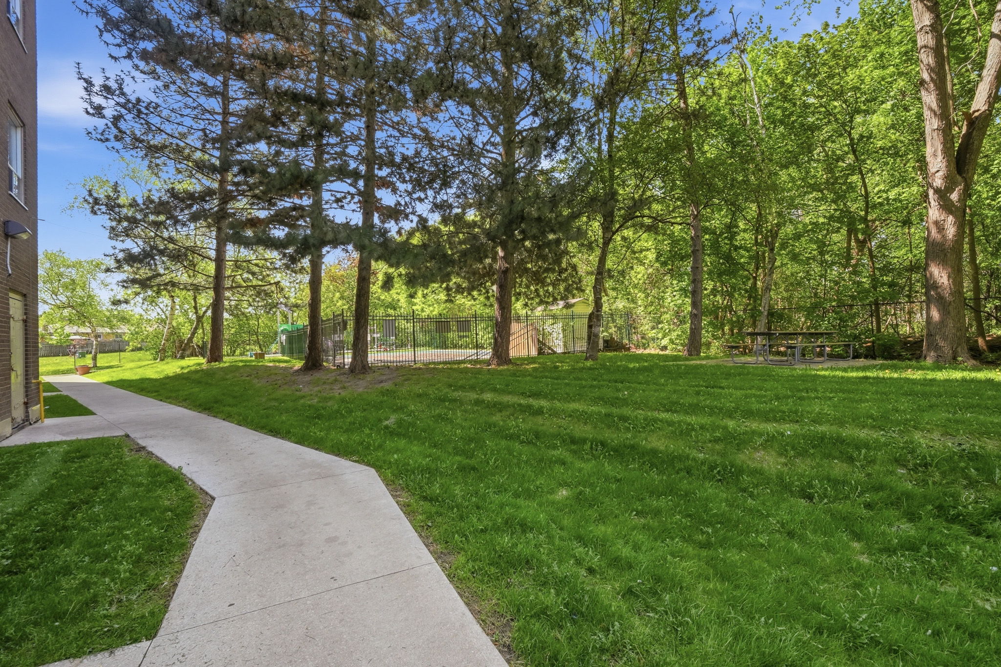 3045 Queen Frederica Dr, Mississauga, ON L4Y 3A2, Canada Photo 33