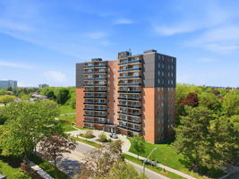 3045 Queen Frederica Dr, Mississauga, ON L4Y 3A2, Canada Photo 49