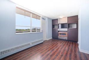 3045 Queen Frederica Dr, Mississauga, ON L4Y 3A2, Canada Photo 4
