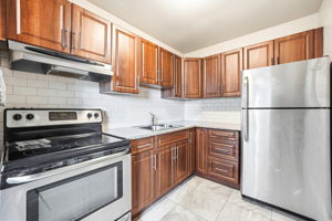 3045 Queen Frederica Dr, Mississauga, ON L4Y 3A2, Canada Photo 12