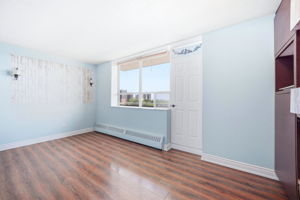 3045 Queen Frederica Dr, Mississauga, ON L4Y 3A2, Canada Photo 9