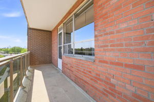 3045 Queen Frederica Dr, Mississauga, ON L4Y 3A2, Canada Photo 21