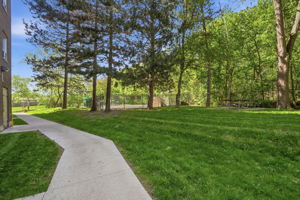 3045 Queen Frederica Dr, Mississauga, ON L4Y 3A2, Canada Photo 32